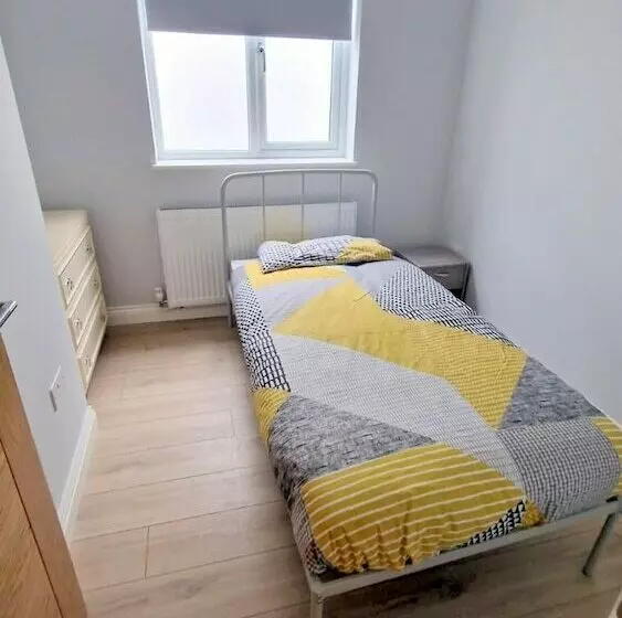 Residenssi 2 Bedroom House In South London   Sutton