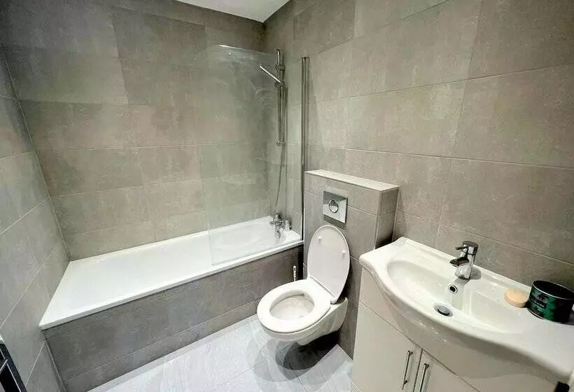 Residenssi 2 Bedroom House In South London   Sutton