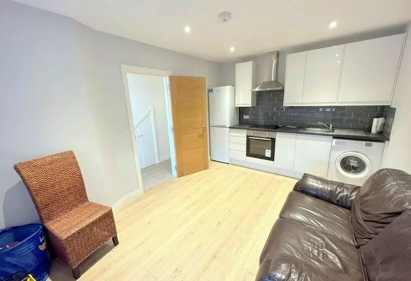 Residenssi 2 Bedroom House In South London   Sutton