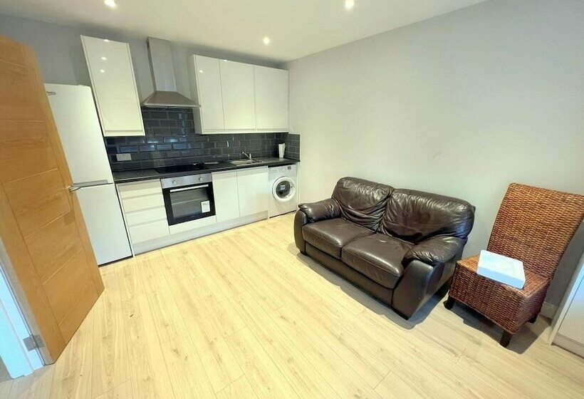 Резиденция 2 Bedroom House In South London Sutton