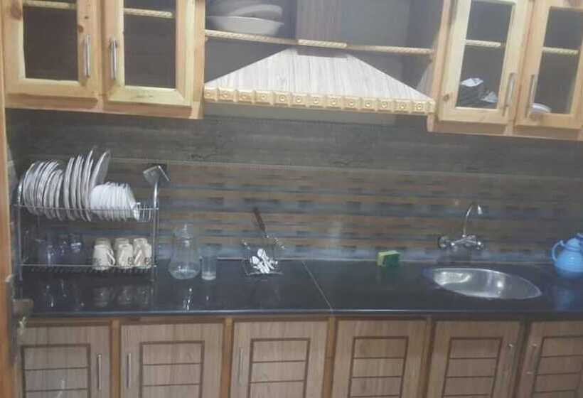 پانسیون Zujaja Guest House