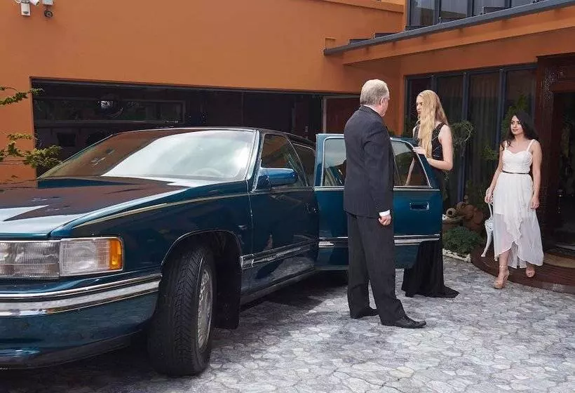 Majatalo Zenith Boutique Lodge & Spa