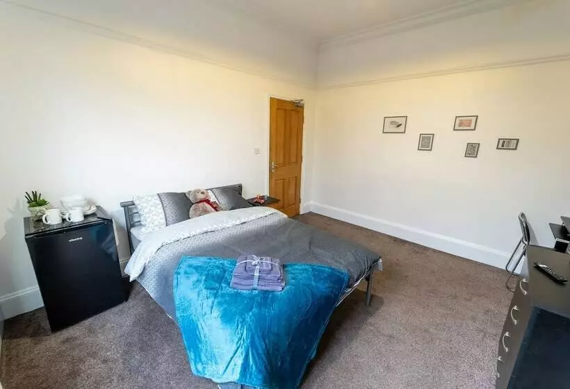 اقامتگاه Cosy Room Close To The City