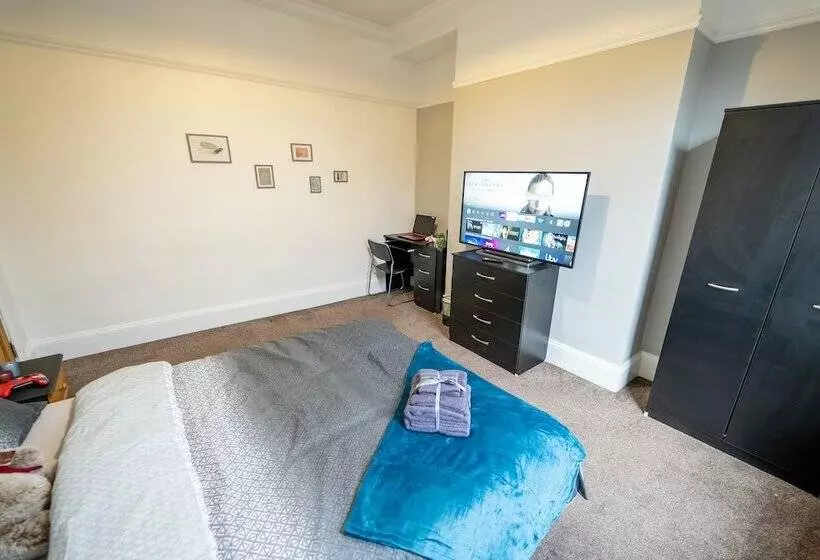 اقامتگاه Cosy Room Close To The City