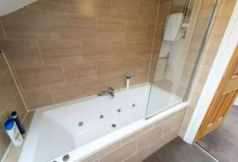 اقامتگاه Cosy Room Close To The City
