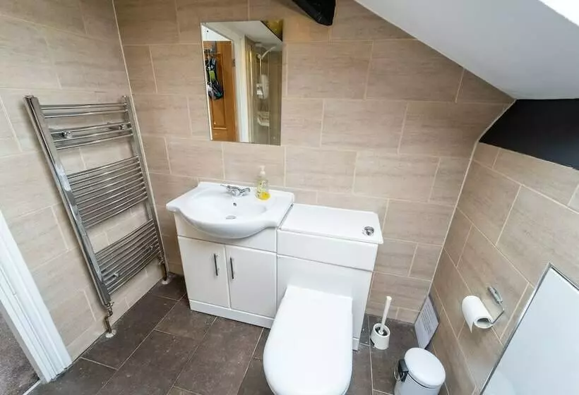 اقامتگاه Cosy Room Close To The City