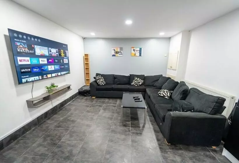 اقامتگاه Cosy Room Close To The City