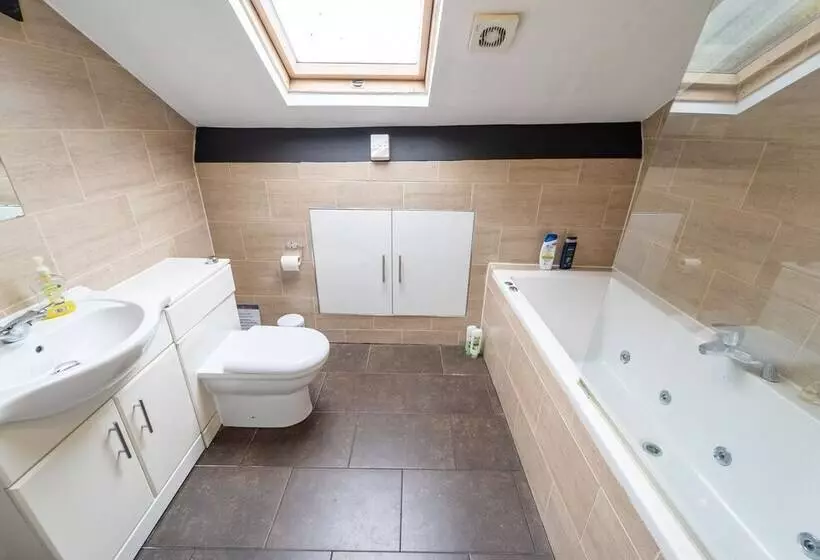 اقامتگاه Cosy Room Close To The City
