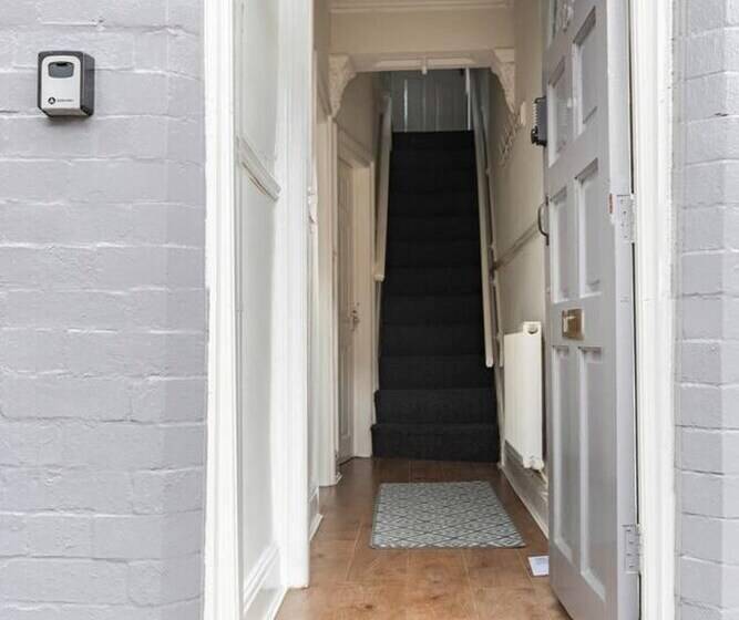 إقامة Inviting 3 Bedroom Home In Liverpool With Parking