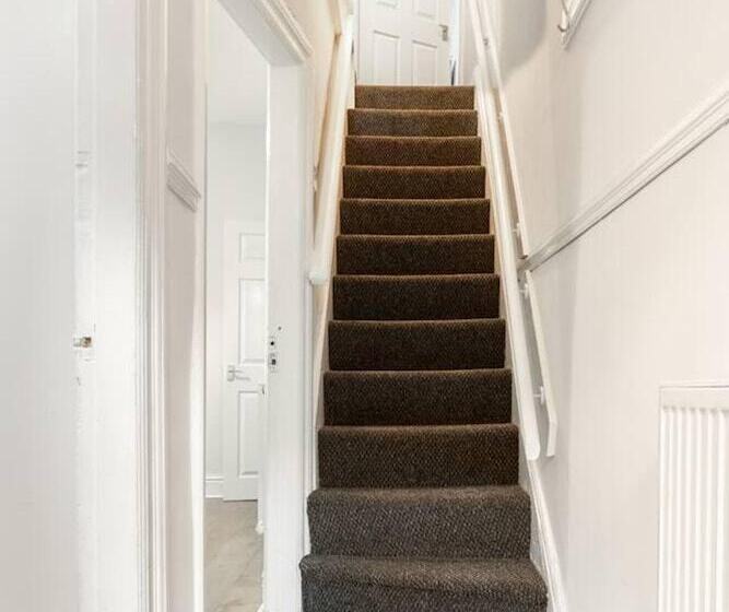 إقامة Inviting 3 Bedroom Home In Liverpool With Parking