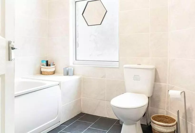 اقامتگاه Inviting 3 Bedroom Home In Liverpool With Parking