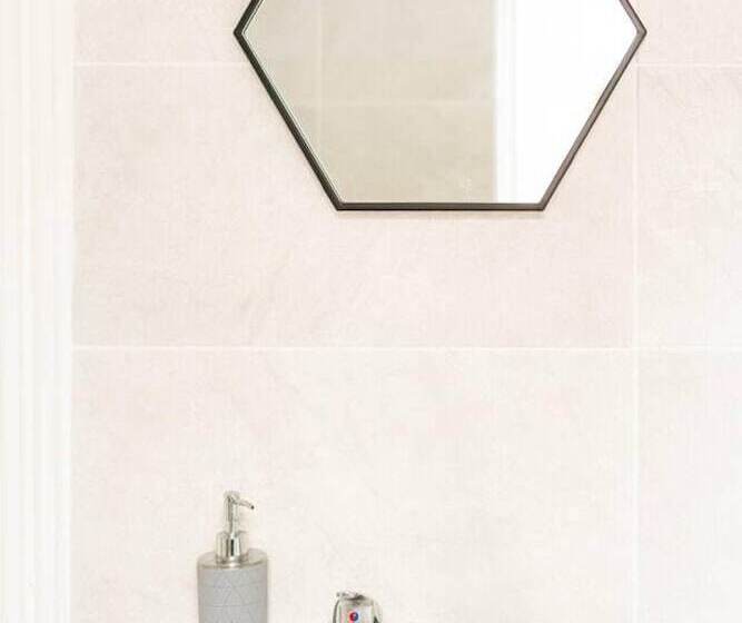 إقامة Inviting 3 Bedroom Home In Liverpool With Parking