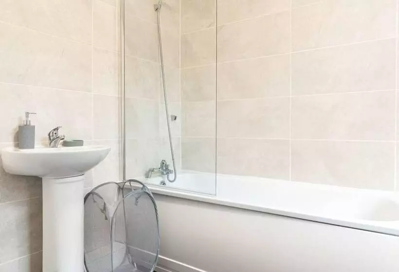 اقامتگاه Inviting 3 Bedroom Home In Liverpool With Parking