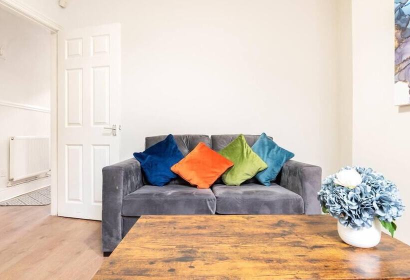 إقامة Inviting 3 Bedroom Home In Liverpool With Parking