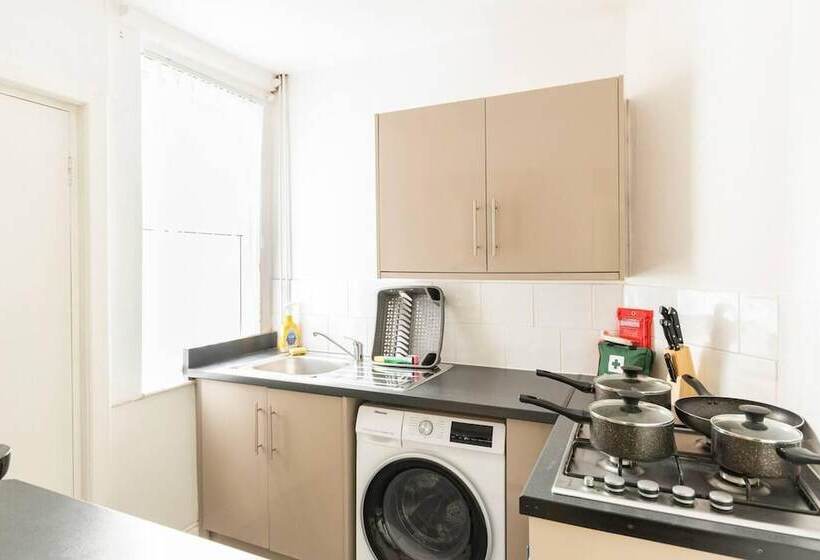 إقامة Inviting 3 Bedroom Home In Liverpool With Parking