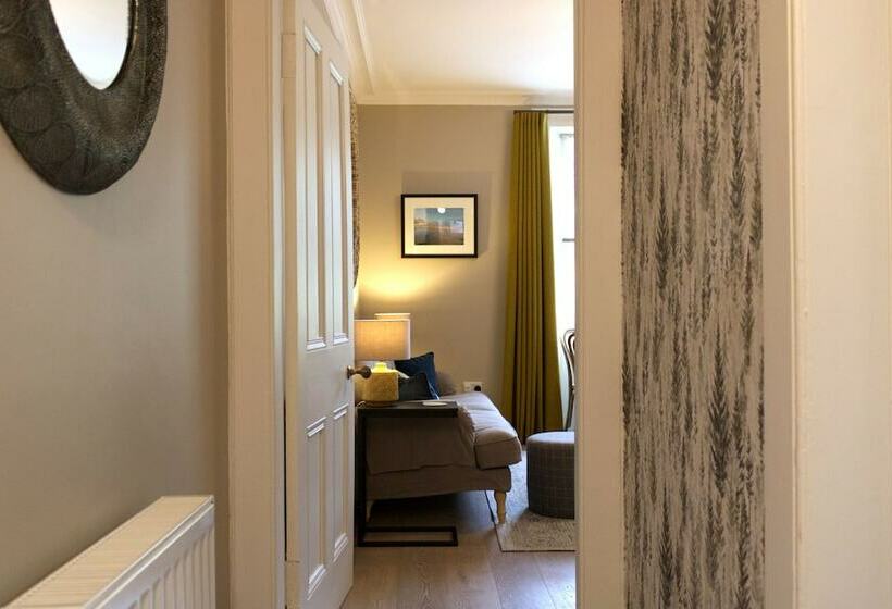 اقامتگاه Wee Bunker   Central Location