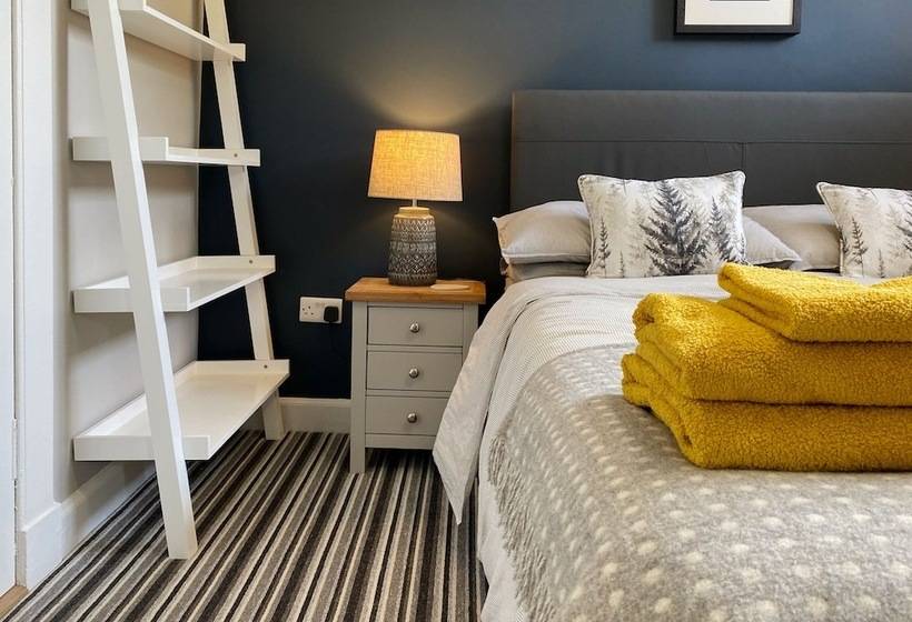 اقامتگاه Wee Bunker   Central Location