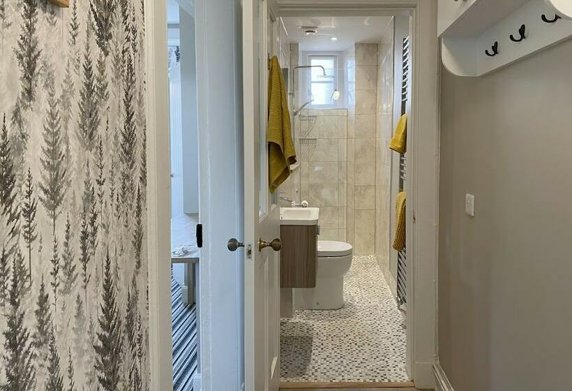 اقامتگاه Wee Bunker   Central Location