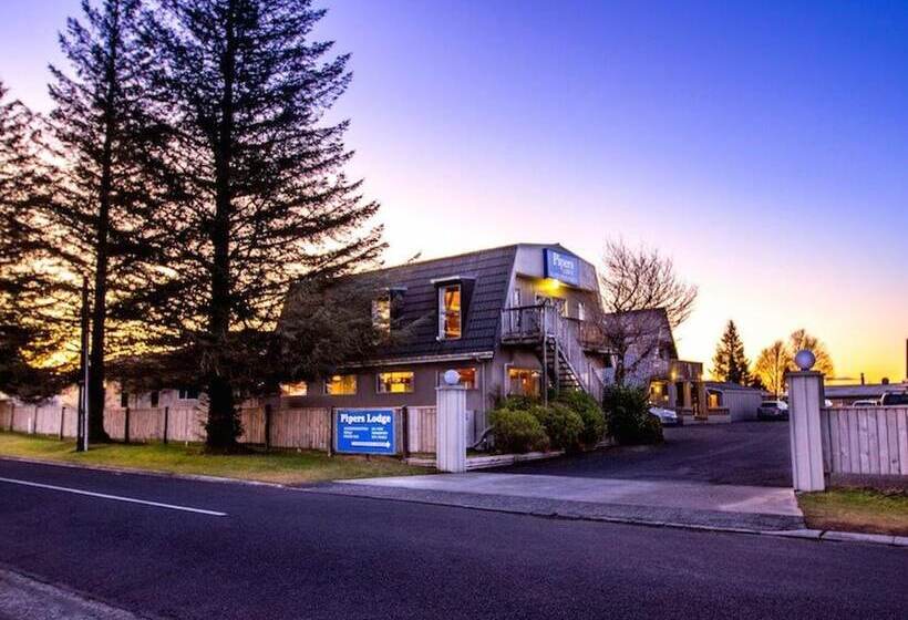 בית מלון כפרי Pipers Ski Lodge