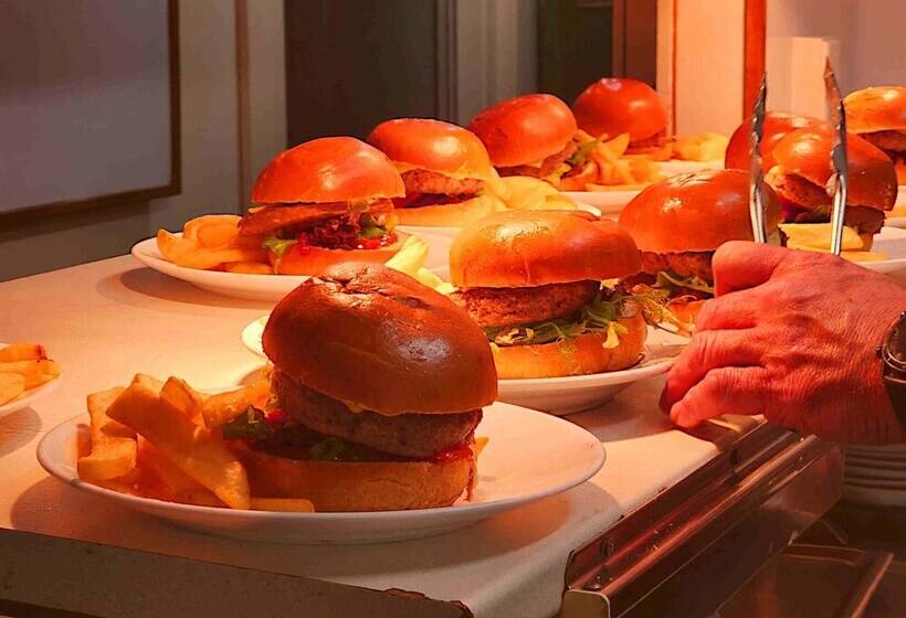 בית מלון כפרי Pipers Ski Lodge