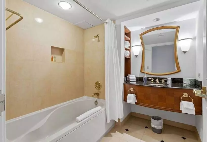 هتل Cozysuites At Showboat