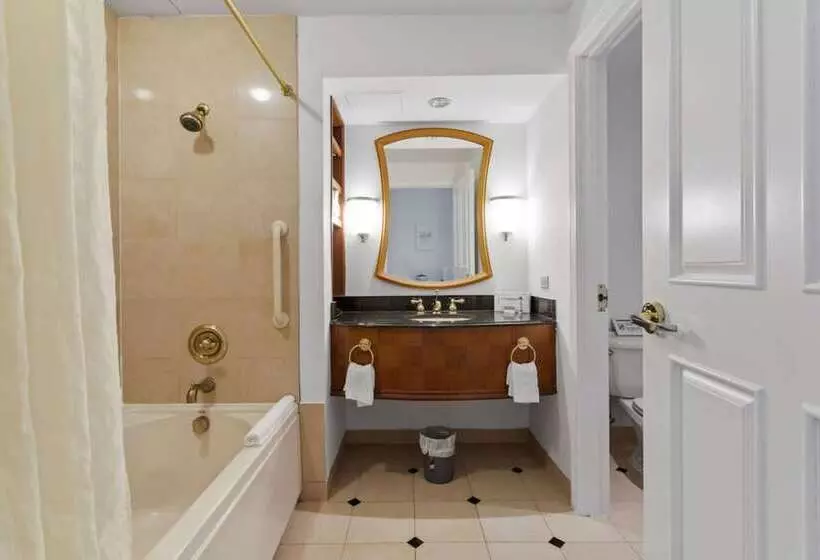 هتل Cozysuites At Showboat