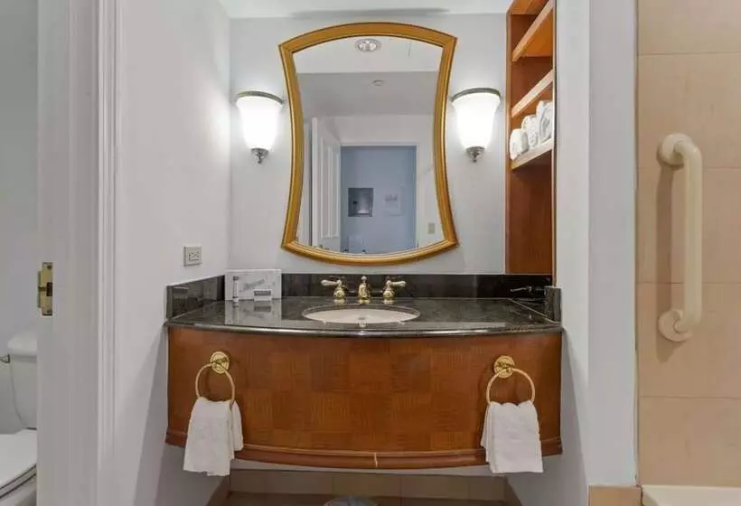 هتل Cozysuites At Showboat