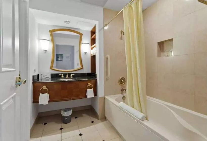 هتل Cozysuites At Showboat