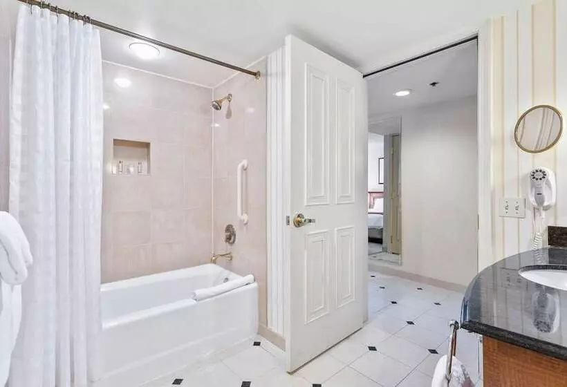 هتل Cozysuites At Showboat