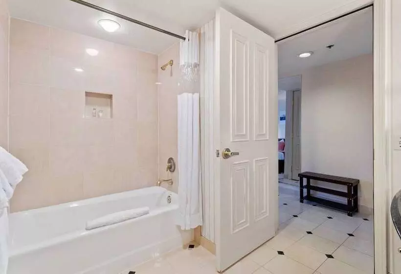 هتل Cozysuites At Showboat