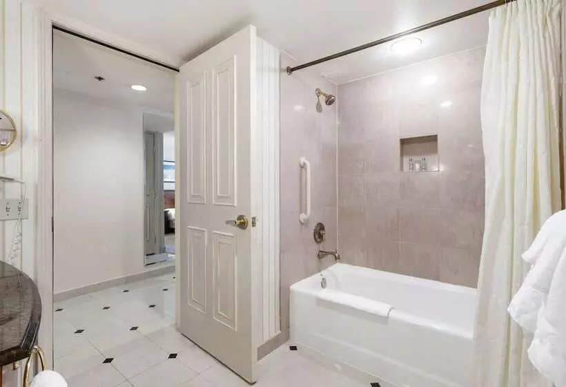 هتل Cozysuites At Showboat