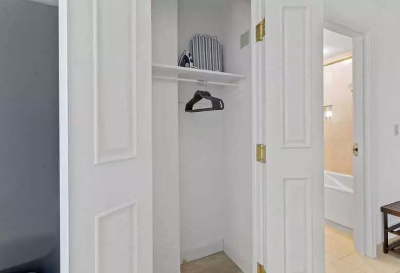 هتل Cozysuites At Showboat