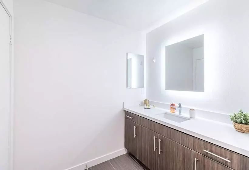 Heaven On Hollywood Furnished Apts   Vine