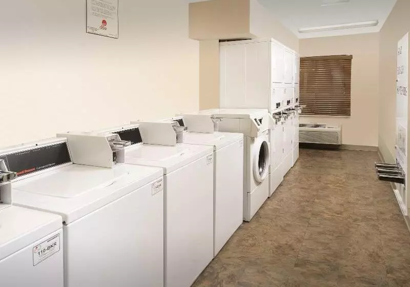 Hotelli Woodspring Suites San Antonio North Live Oak I 35