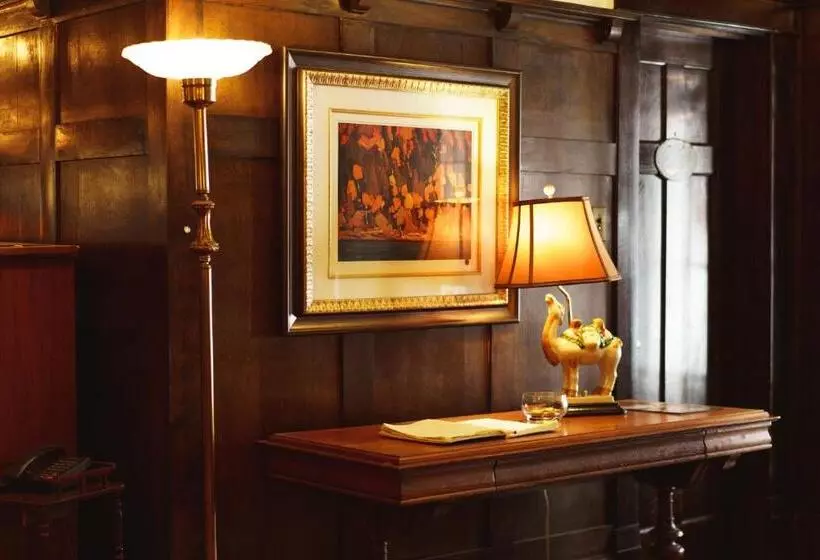 Bed and Breakfast Leaside Manor