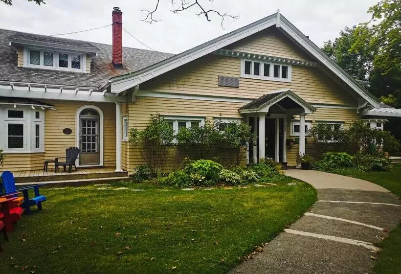 Bed and Breakfast Leaside Manor