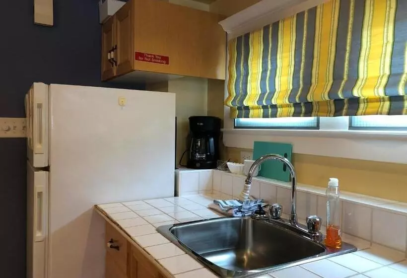 Bed and Breakfast Leaside Manor