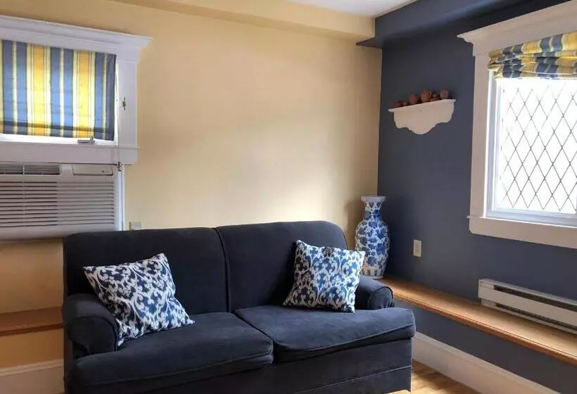 Bed and Breakfast Leaside Manor