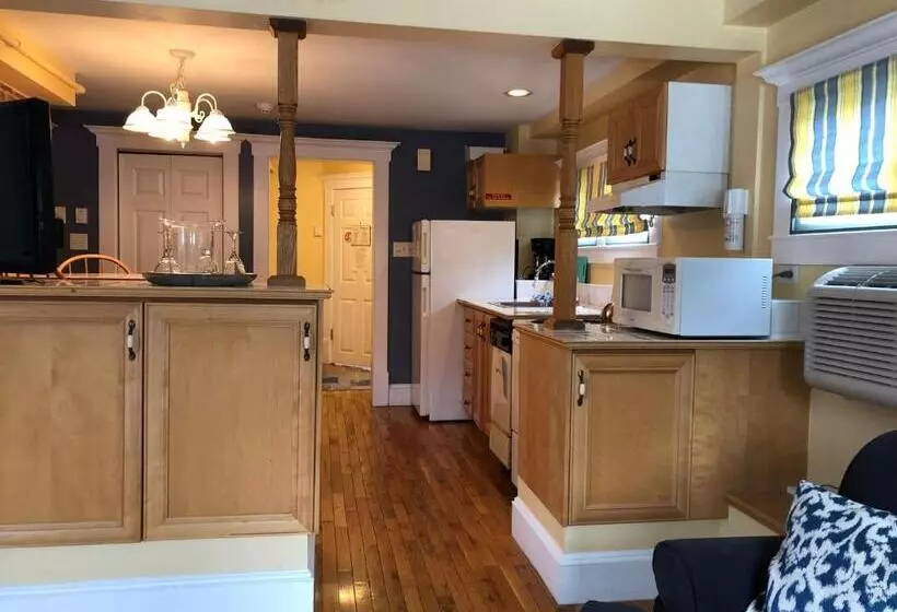 Bed and Breakfast Leaside Manor