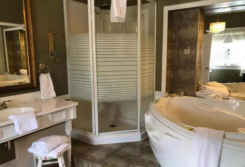 Bed and Breakfast Leaside Manor