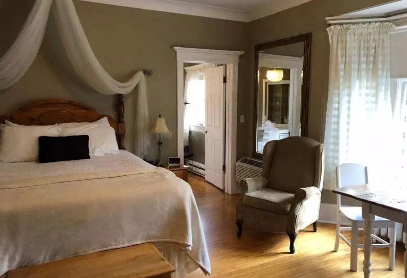 Bed and Breakfast Leaside Manor