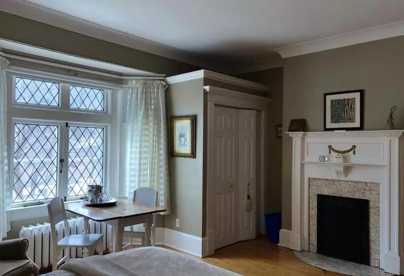 Bed and Breakfast Leaside Manor