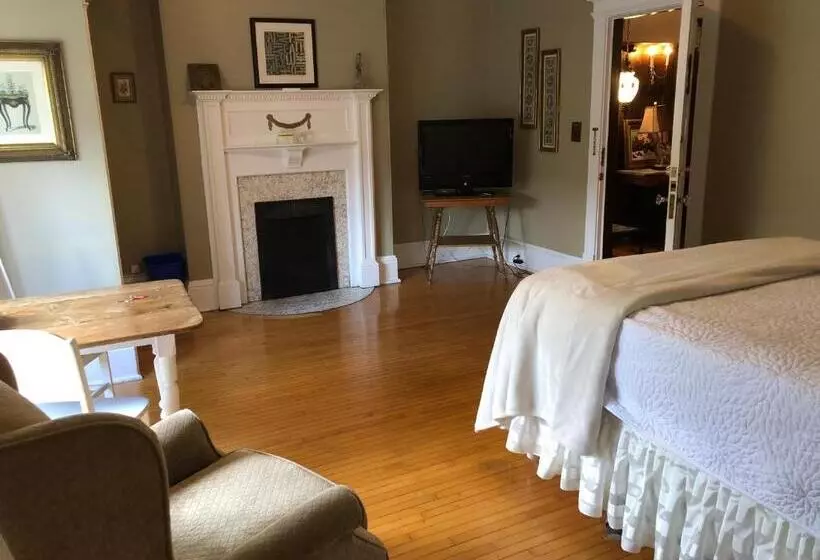 Bed and Breakfast Leaside Manor