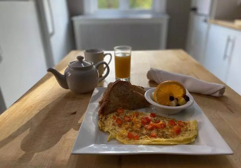 Bed and Breakfast Leaside Manor