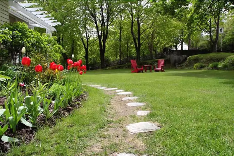 Bed and Breakfast Leaside Manor