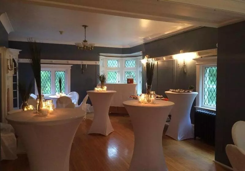 Bed and Breakfast Leaside Manor