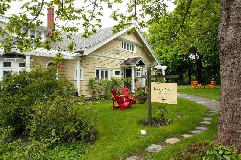 Bed and Breakfast Leaside Manor