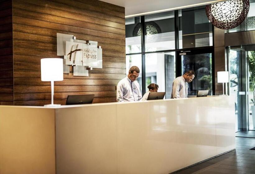 호텔 Holiday Inn Express Port Moresby By Ihg