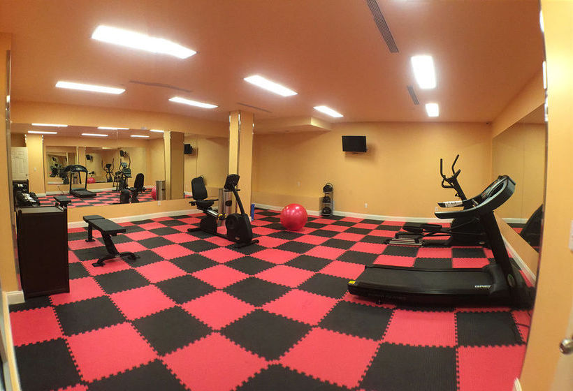 בית מלון כפרי Howard Johnson By Wyndham Long Island City