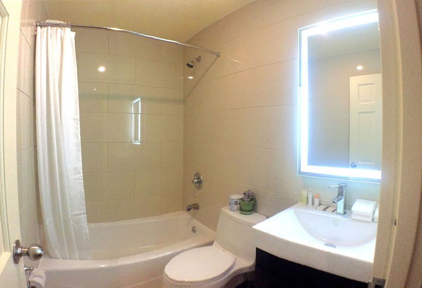 בית מלון כפרי Howard Johnson By Wyndham Long Island City